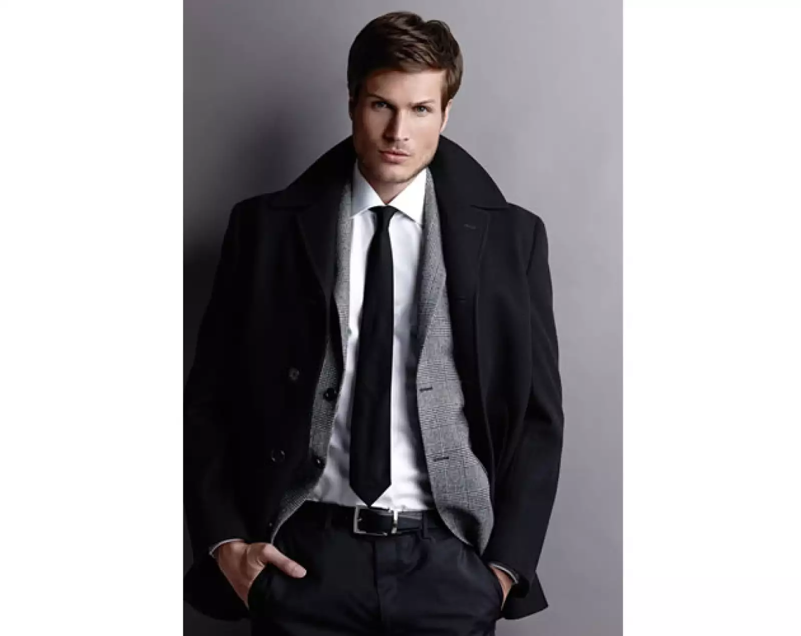 Un clásico abrigo corto en negro combina con todo, toma éste de Scappino como ejemplo.