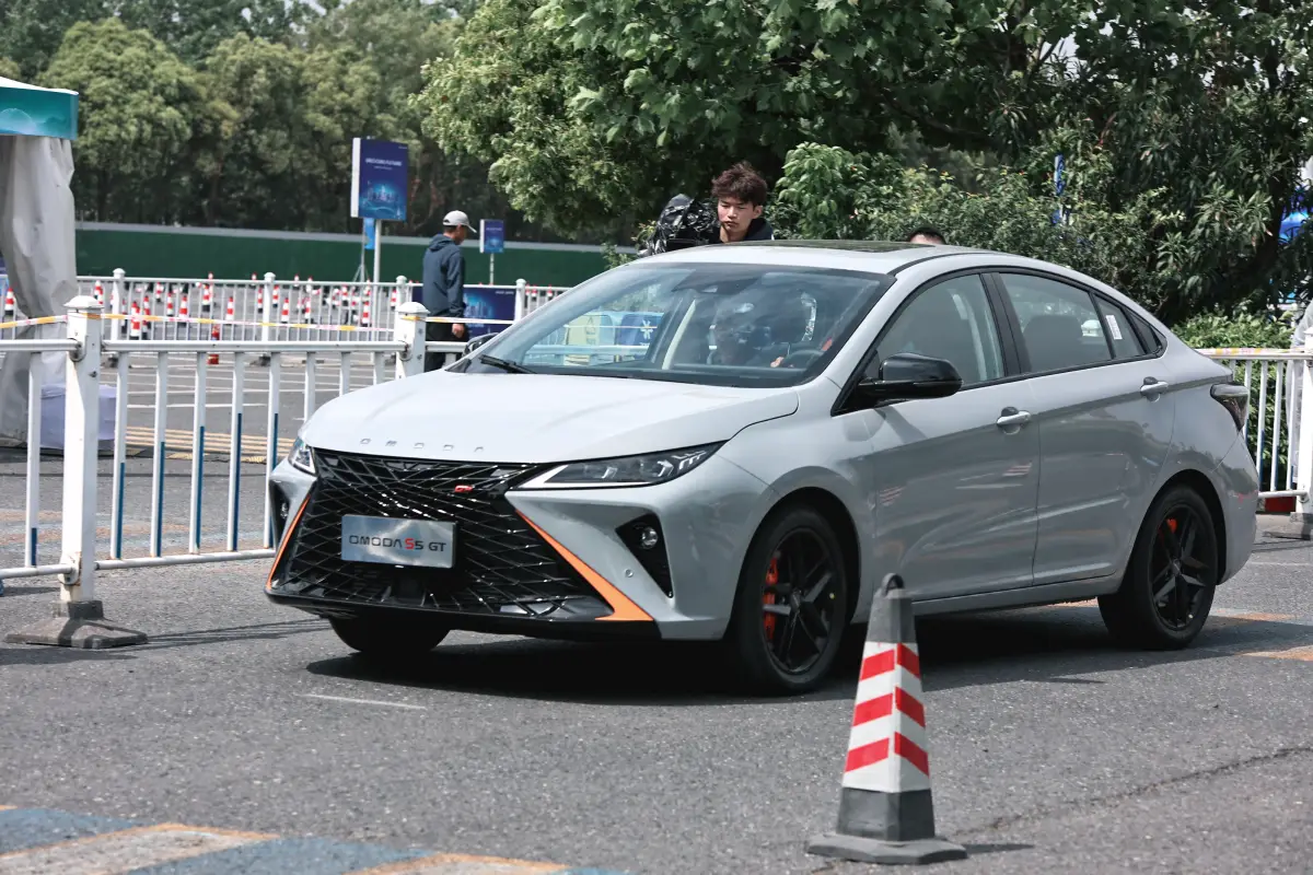 El sedán chino Omoda O5 baja de precio 40,000 pesos en todas sus versiones