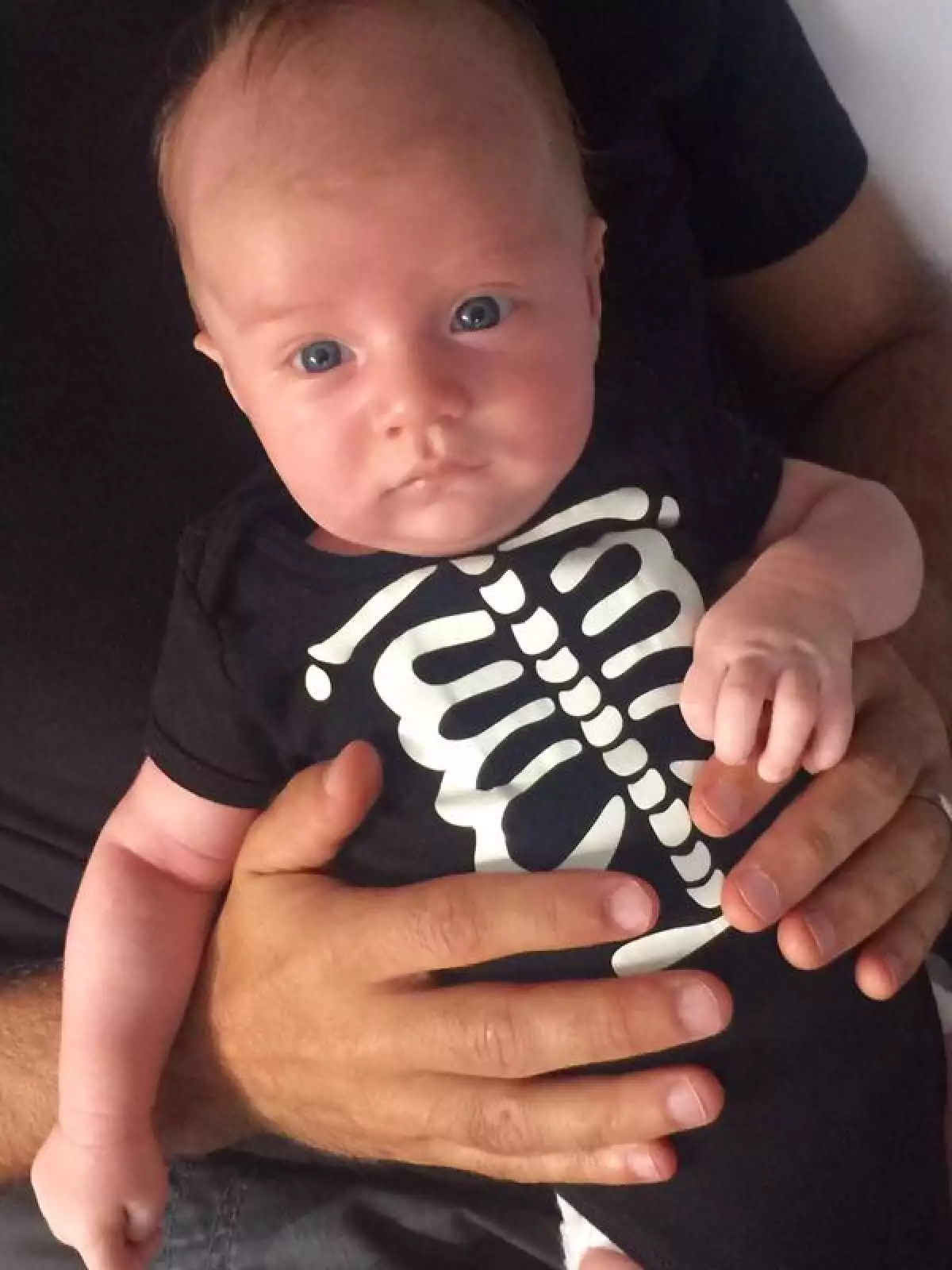 La actriz y su esposo Leonardo de Lozanne compartieron finalmente una imagen de la cara de su primer hijo Andrés.