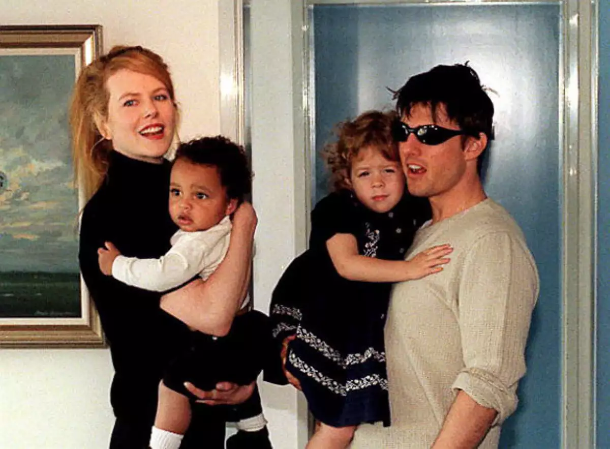 Nicole Kidman y Tom Cruise con sus dos hijos adoptivos, Isabella y Connor, cuando eran pequeños.