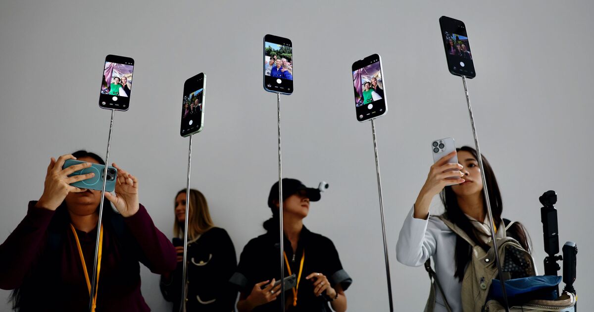 Cook, RAM eksikliğinin iPhone'u daha pahalı hale getirebileceğini öngörüyor