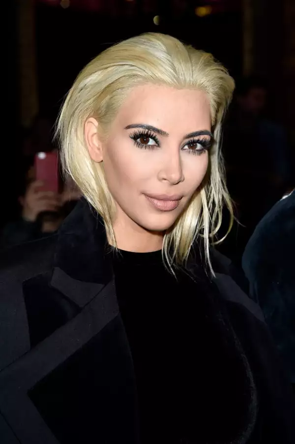 Esta es la primera vez que vemos a Kim Kardashian con el pelo tan güero.