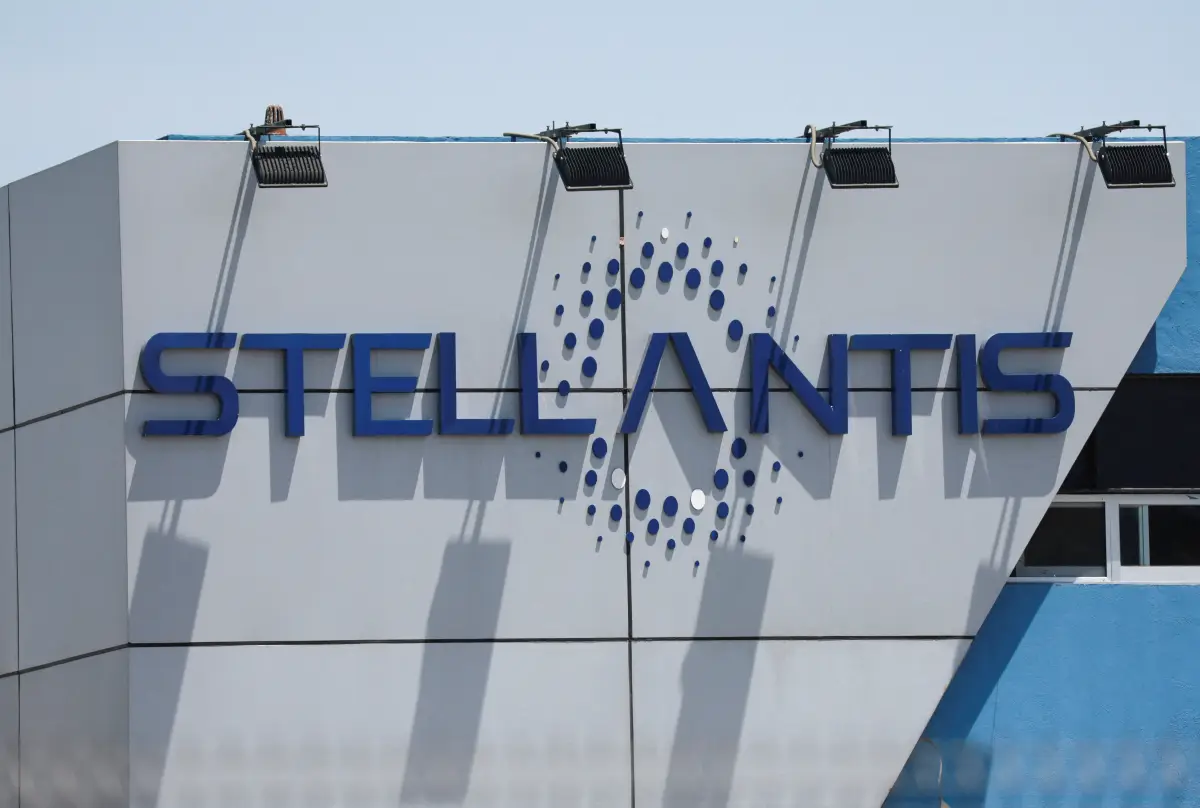 Nueva batería de Stellantis reduce una hora la recarga eléctrica de sus vehículos 