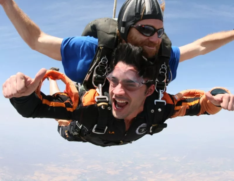 El actor venezolano disfrutó un día lleno de adrenalina en Cuautla, Morelos, al saltar en paracaídas y convivir con otros aficionados a esta disciplina.
