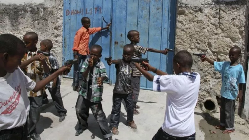 niños juegan con armas en somalia