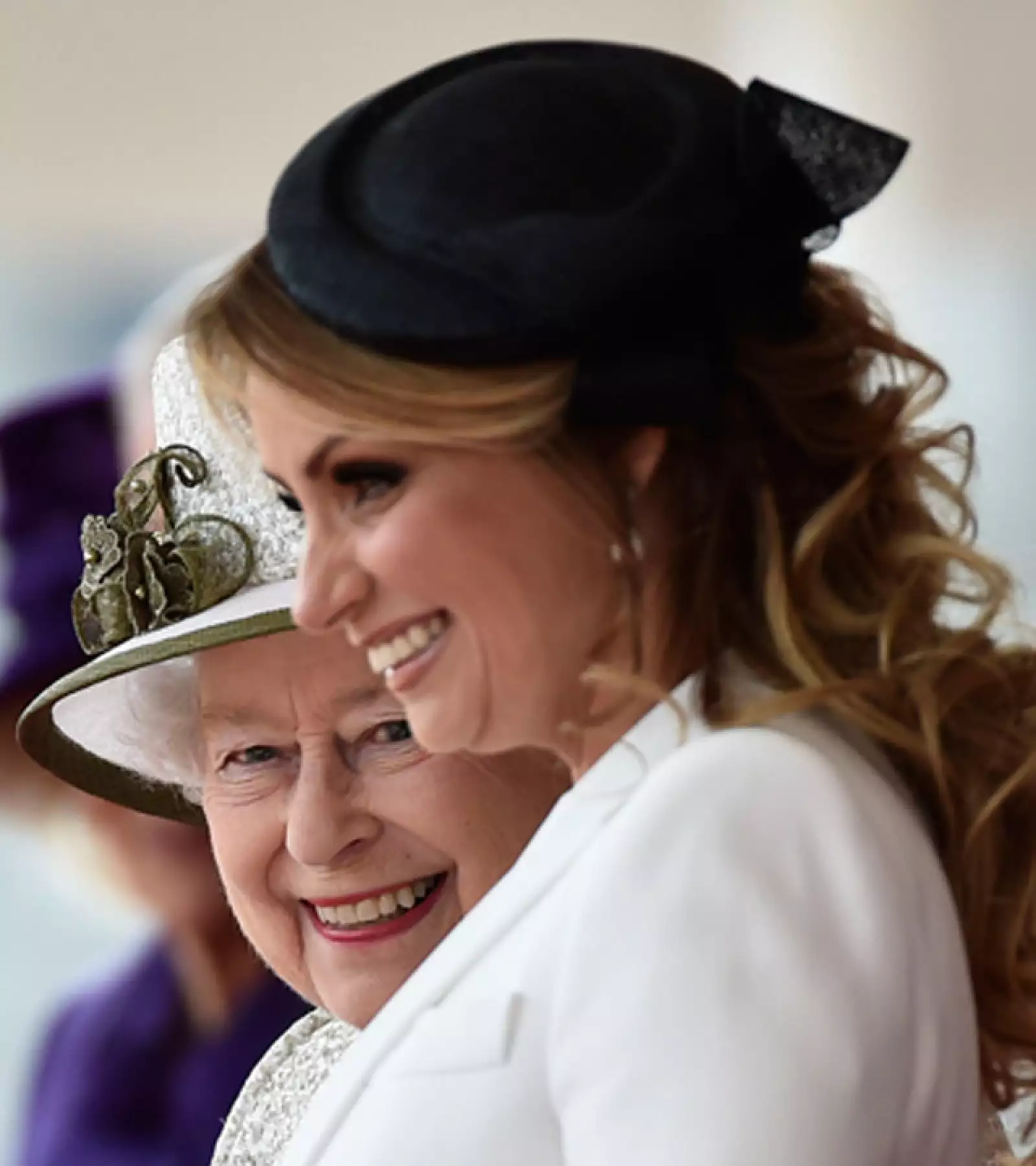 Angélica Rivera con la reina Isabell II.