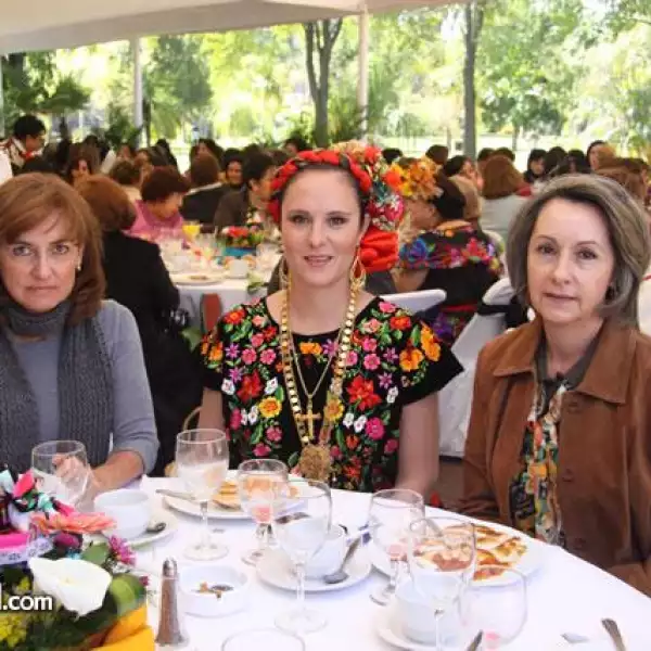 Desayuno Homenaje Desfile trajes de ?ca