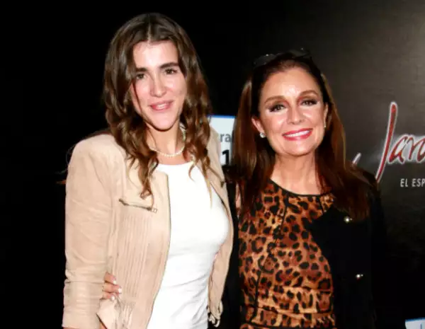 Cassandra Sánchez Navarro y su talentosa mamá Mónica.