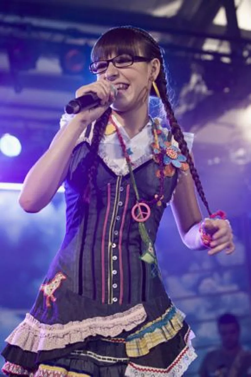 Danna Paola y Violeta Isfel, interpretando a sus personajes, fueron la sensación en el festejo del día del padre.