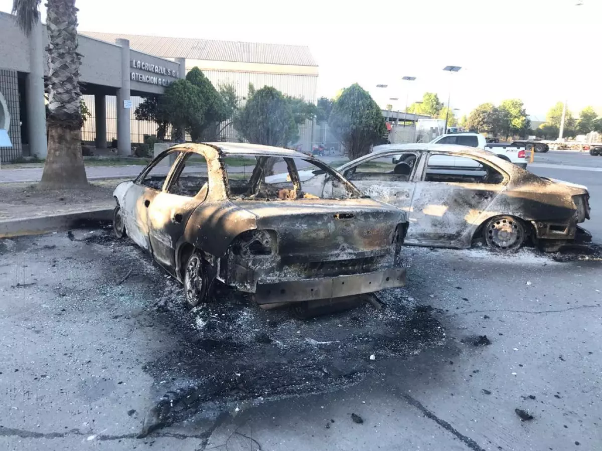 Foto de coche quemado en enfrentamiento de cruz azul
