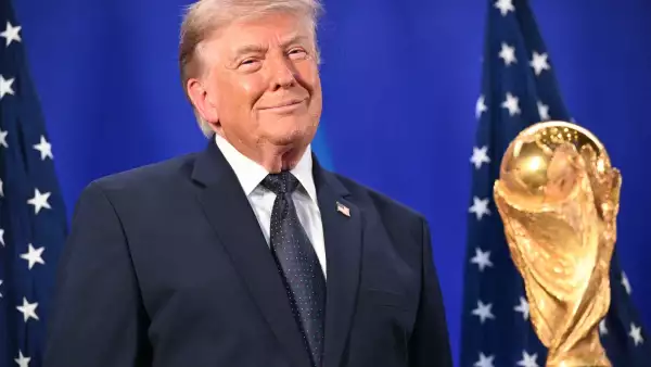 El presidente de los Estados Unidos, Donald Trump, se encuentra junto al Trofeo de la Copa Mundial de la FIFA mientras escucha al presidente de la FIFA, Gianni Infantino (fuera del marco), hablar durante una recepción de la FIFA en la Torre Trump en Nueva York el 17 de julio de 2026. El presidente Trump asistirá a la final de la Copa del Mundo de 2026 entre España y Argentina.