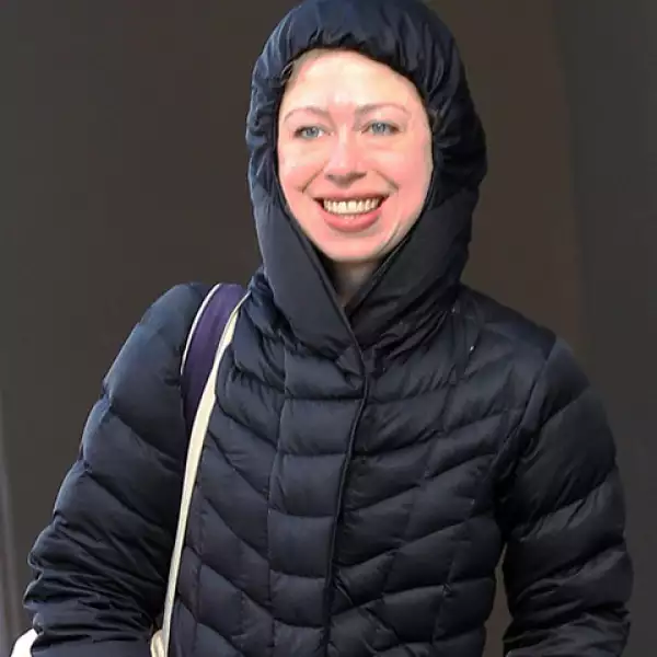 Chelsea Clinton se cubre del frío SIN estilo.