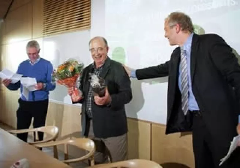 Dale Mortensen (centro) es académico de la Northwestern University. (Foto: AP)