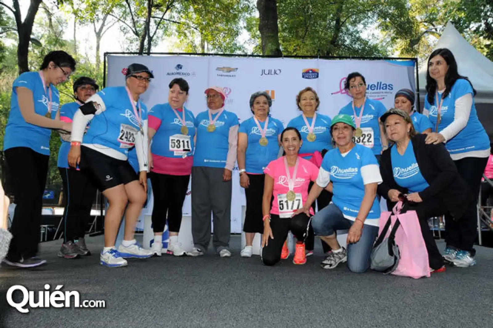Sra. Bertha Aguilar con sobrevivientes de cáncer
