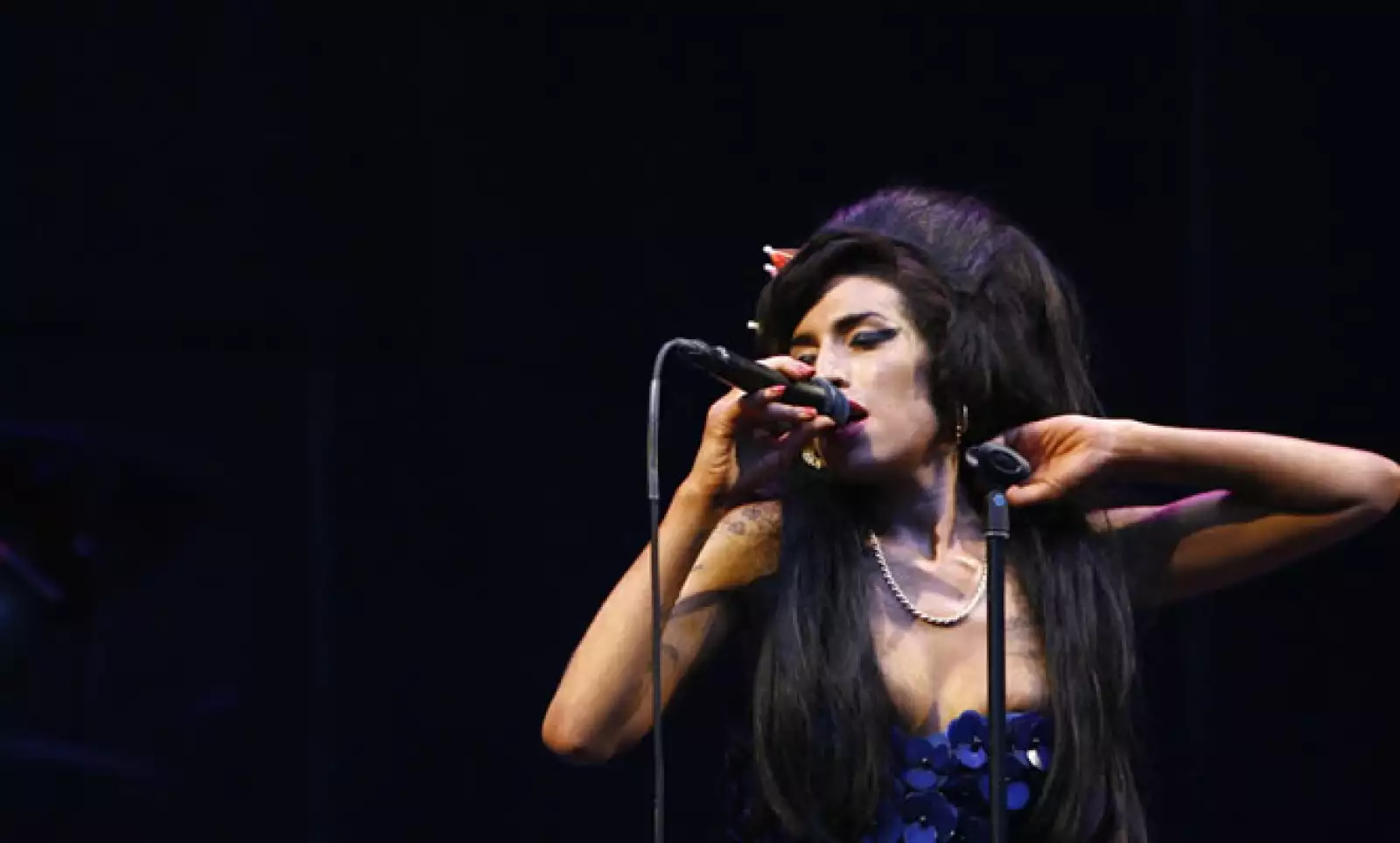 La cantante británica Amy Winehouse, una de las voces más talentosas de su generación y cuya canción "Rehab" resumía sus problemas con las adicciones, murió este sábado en Londres a los 27 años de edad.