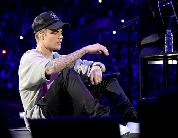 Justin incluso se sentó en el piso del escenario visiblemente emocionado y cantó también acostado en éste.