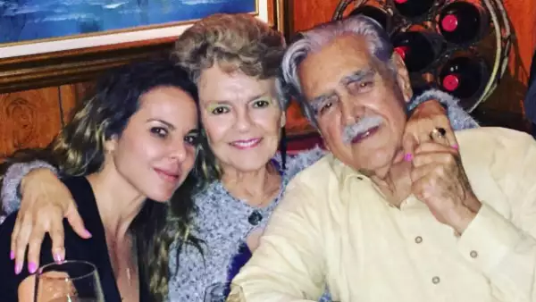 La actriz compartió esta foto junto a sus papás.