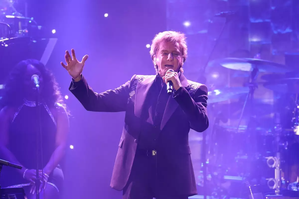 Barry Manilow reveals lung cancer diagnosis