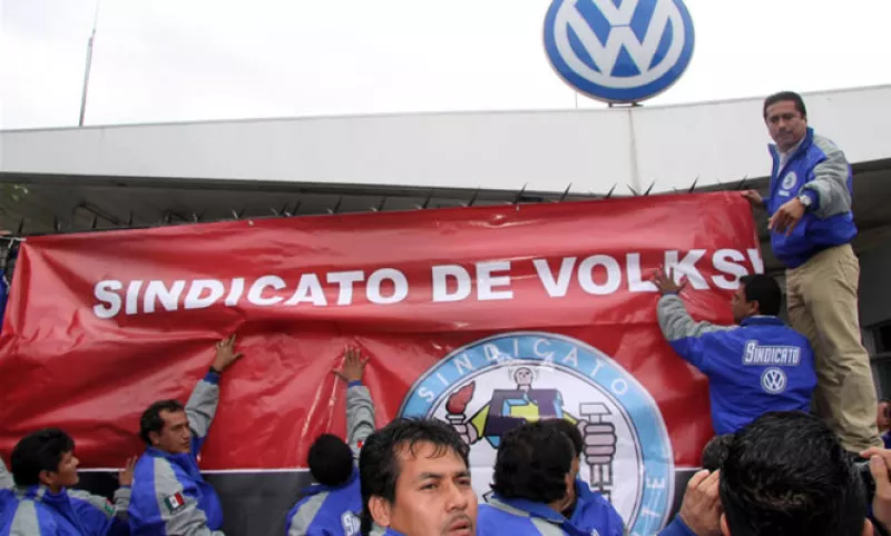 Volkswagen de México y el sindicato sobre la revisión salarial, tras ocho días de negociación no alcanzaron un acuerdo el martes estalló la huelga en la planta de Puebla.