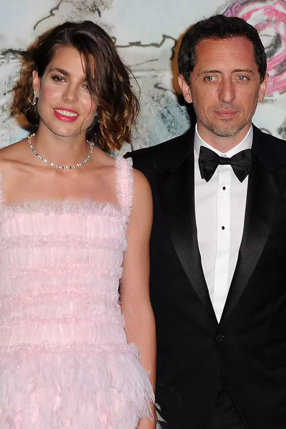 Aunque el humorista franco-marroquí vive en Nueva York, lejos de Carlota y su hijo en común, Raphaël, él asegura que siguen siendo "familia", pero no niega el bien que le ha hecho cambiar de país.