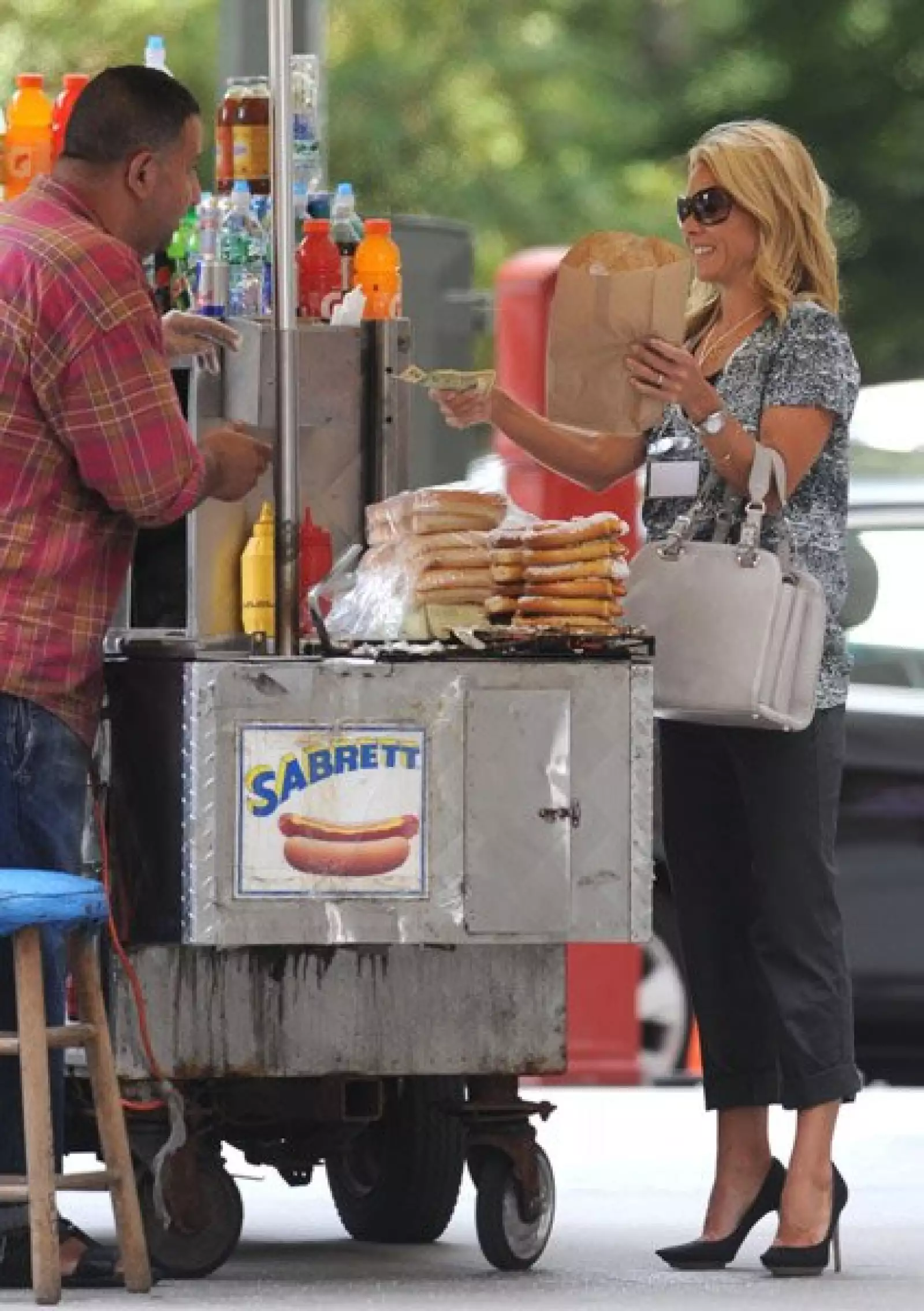 Kelly Ripa no se conformó con uno, sino que se llevó varios hot dogs, quien sabe, quizá los iba a compartir.