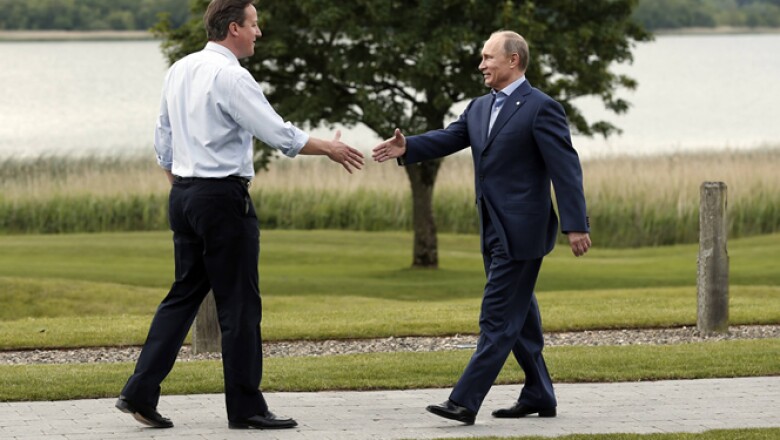 El presidente ruso Vladimir Putin .der- llegó a la cumbre, luego de ser criticado por respaldar al presidente sirio Bashar al-Assad.
