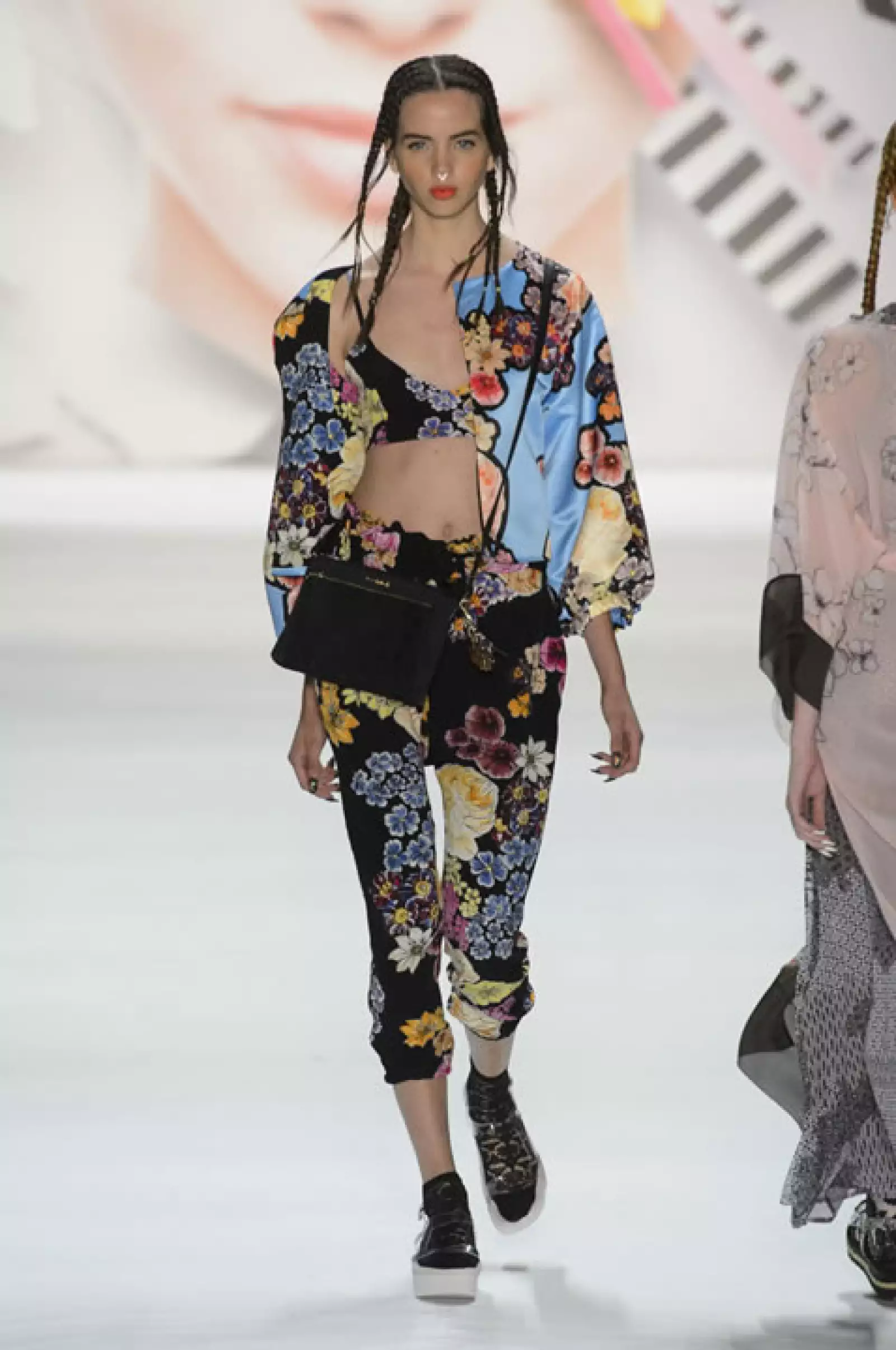 Bomber jacket floral, crop top floral y pantalones complementarios con sandalias de plataforma.