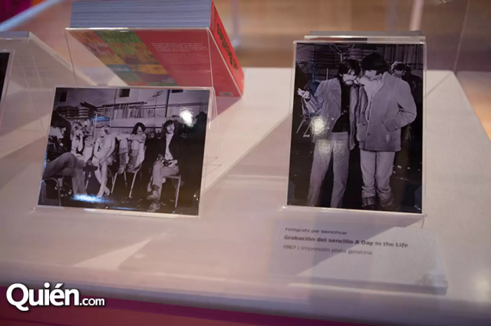 La exposición incluye fotografías de la banda.