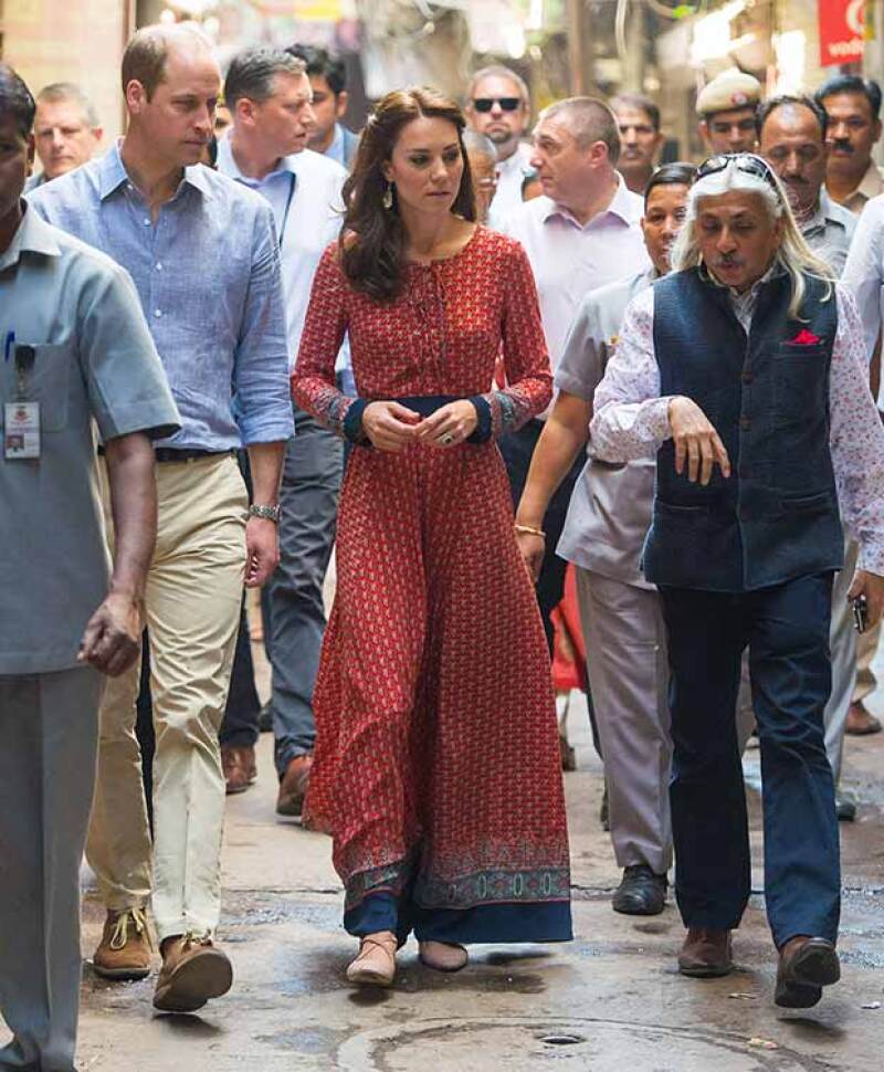 La duquesa de Cambridge lució en su visita a una casa hogar de Nueva Delhi un diseño que se agotó pocas horas después de que ella lo presumiera.