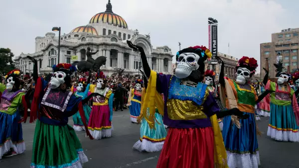 Desfile de Catrinas frente a Bellas Artes por el Día de Muertos en CDMX. 