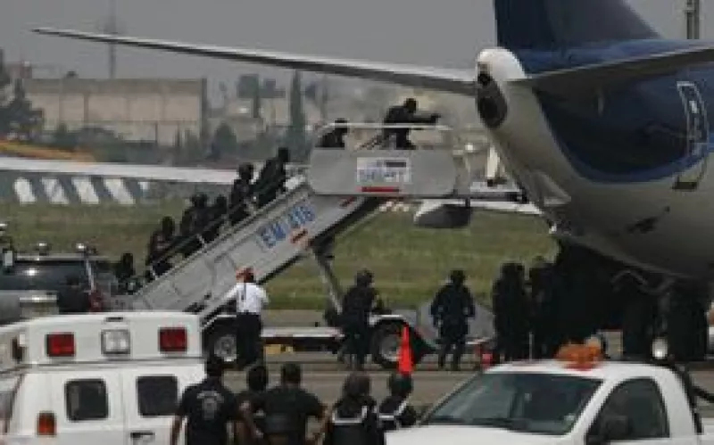 El secretario de Comunicaciones y Transportes, Juan Molinar Horcaditas, aseguró que la situación en el aeropuerto ya está controlada y se encuentran investigando.
