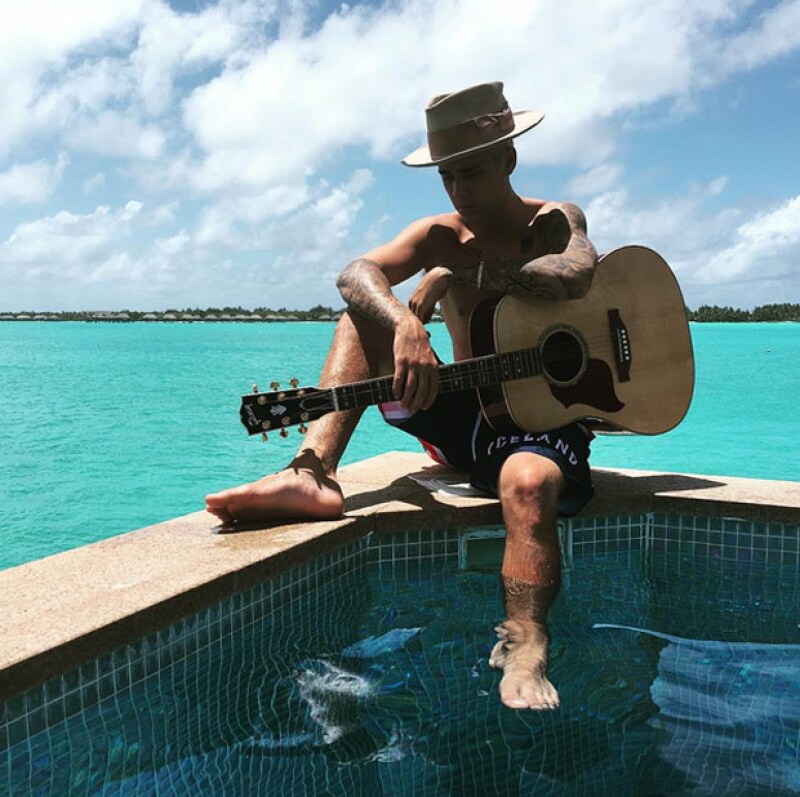El cantante declaró que se sintió violado al ver sus fotos desnudo en Bora Bora.