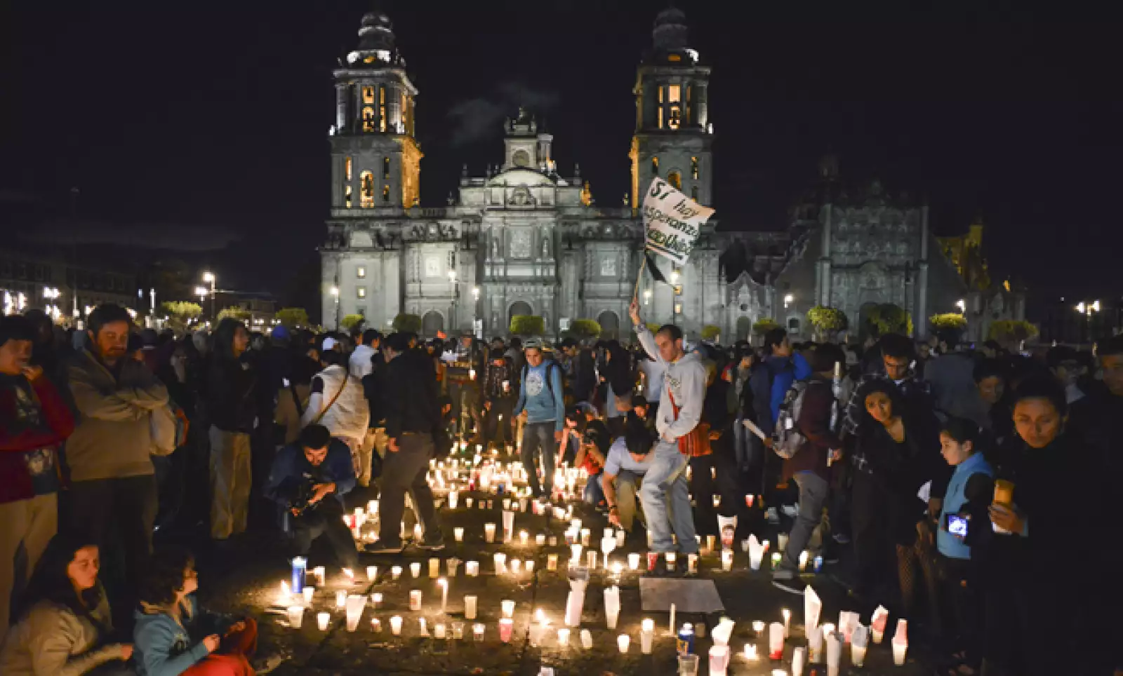 Estudiantes y activistas, algunos con el rostro cubierto con paliacates y pasamontañas, iniciaron hacia las 18:00 horas una marcha del Ángel de la Independencia al Zócalo.