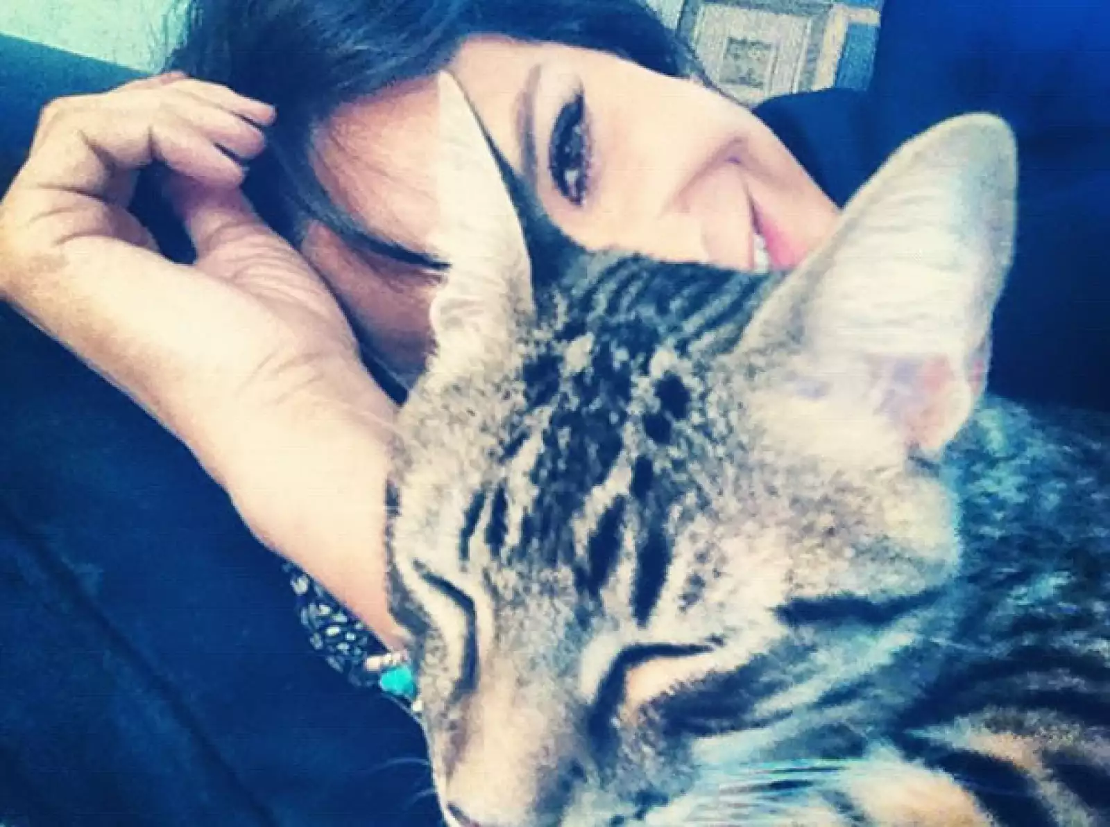 Aquí le tocó compartir camerino con este gatito, a quien no dudó en abrazar y consentir.