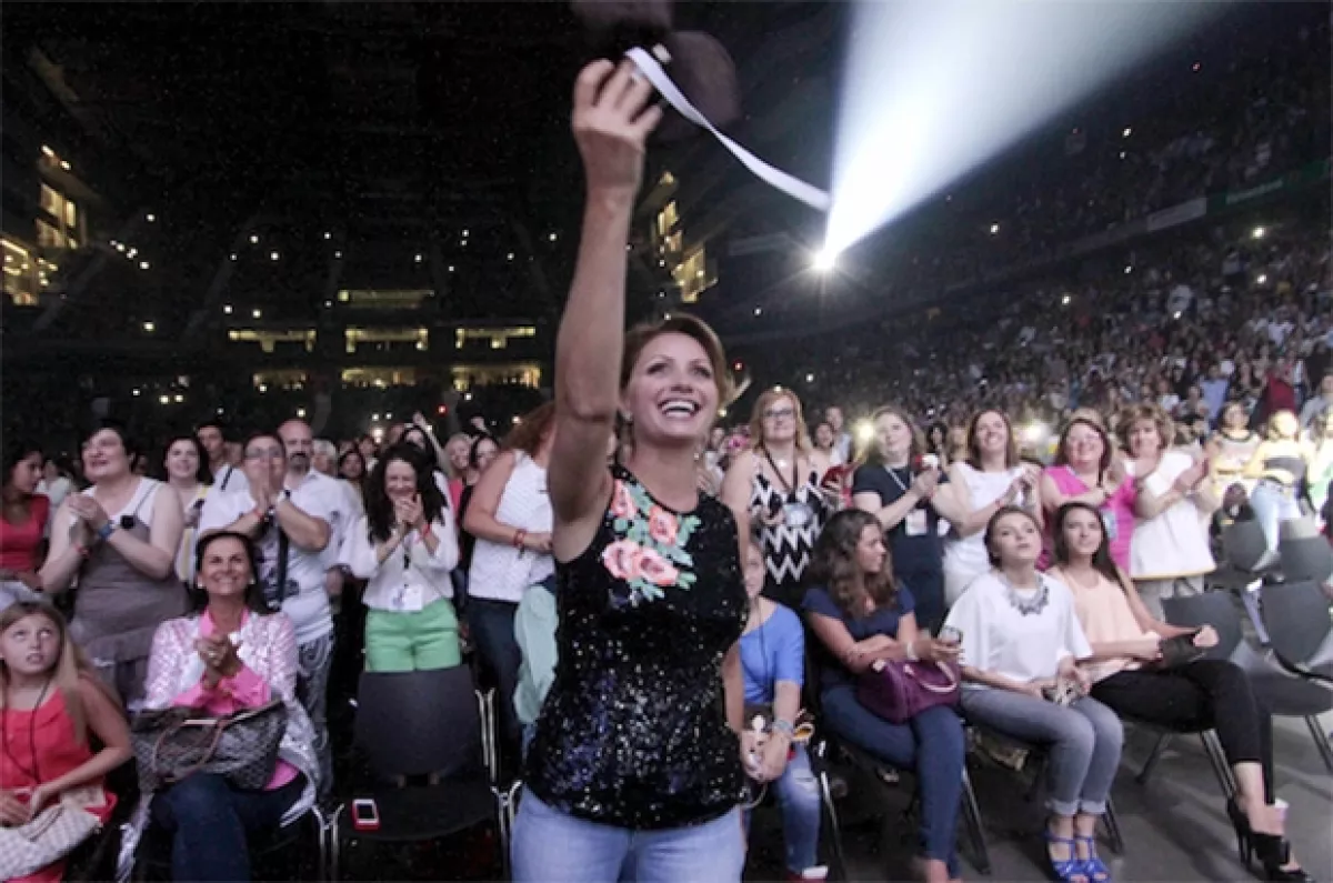 Angélica Rivera fue captada en primera fila del concierto de Alejandro Fernández en julio pasado. También puede verse a la izquierda de la imagen a su hija Regina Castro y a la derecha, Sofía.