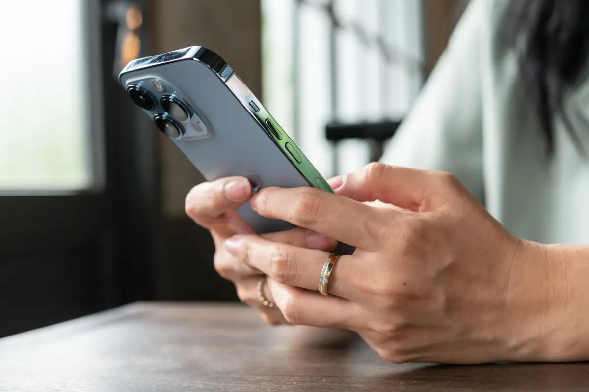 Por qué no se escuchan los audios de WhatsApp en mi iPhone