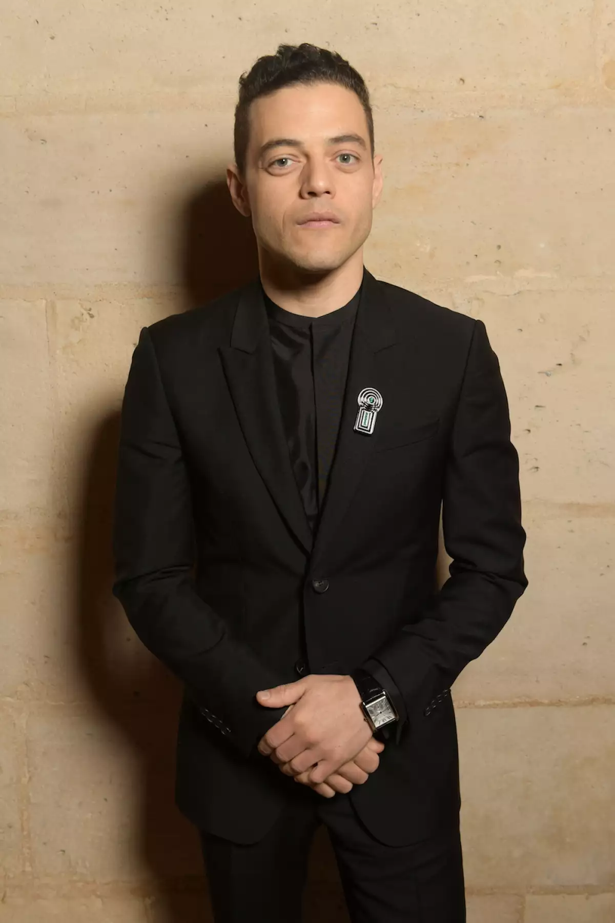 El ganador del Oscar Rami Malek optó por un look total black 