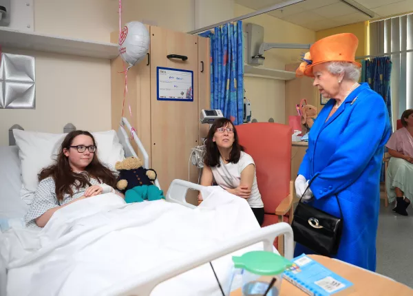 la reina isabel ii en el hospital