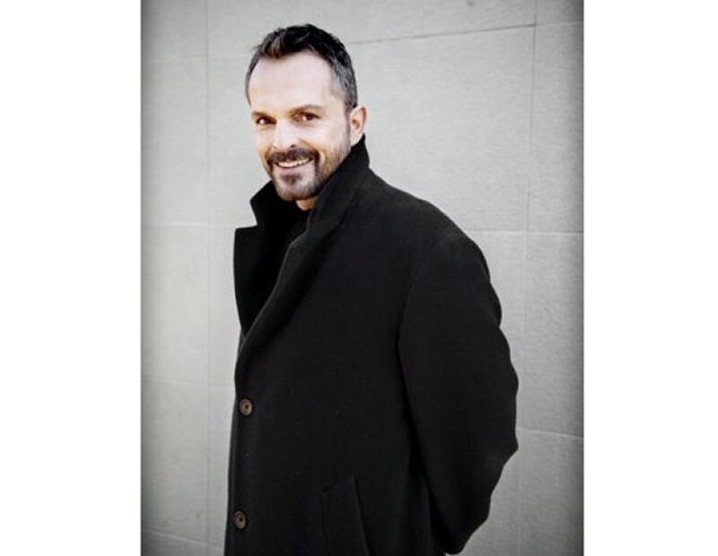Bosé es otro cantante que se suma a la lista de padres con gemelos.