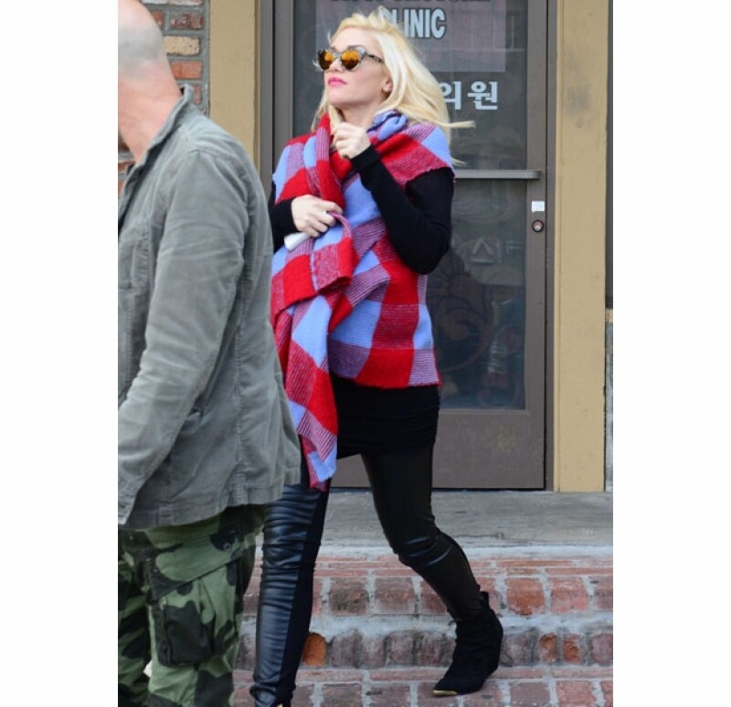 Así fue capatda la guapa cantante a la salida de su baby shower.