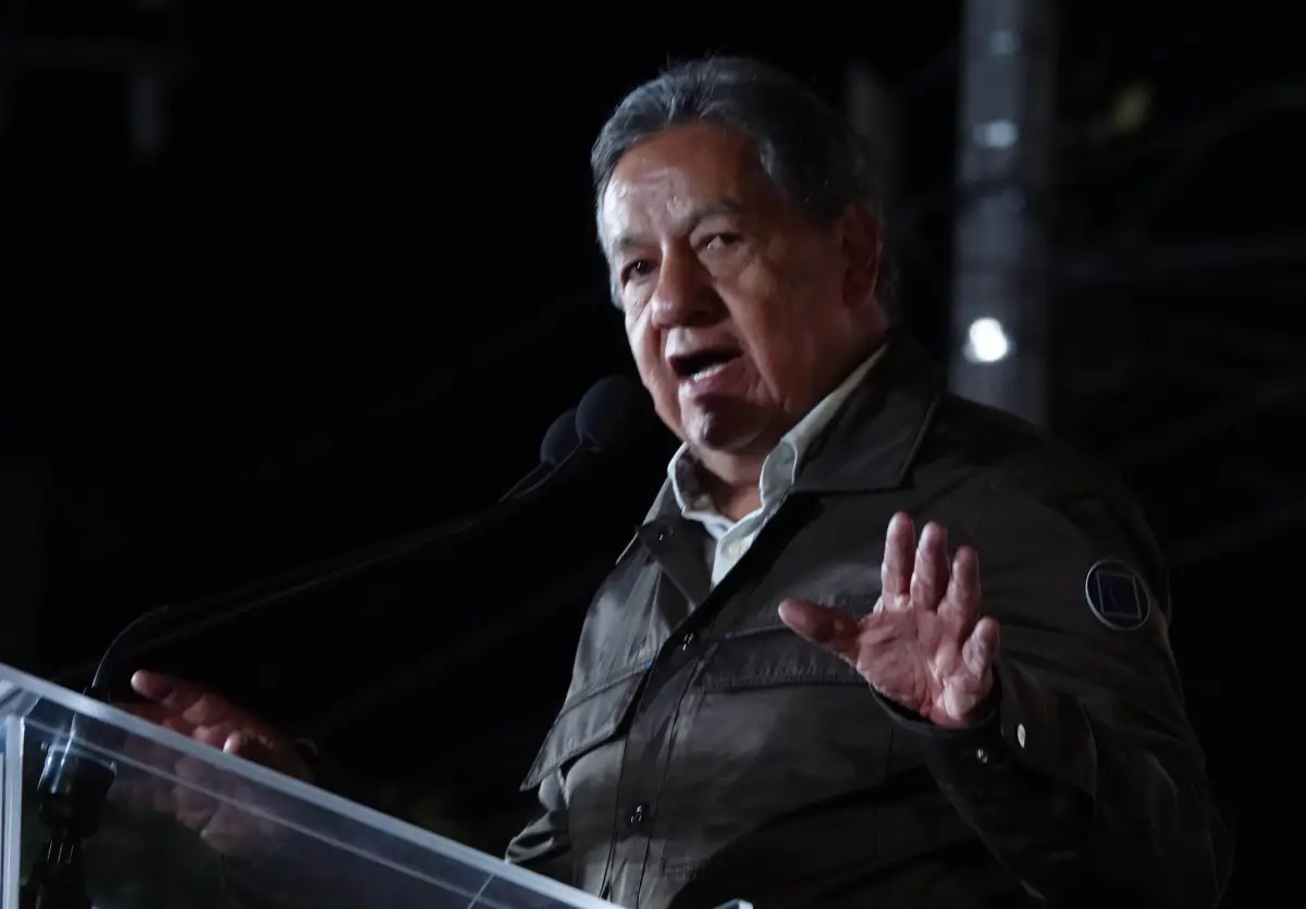 Higinio Martinez, propuesta de Morena para presidir el Senado, habla en mitin. 