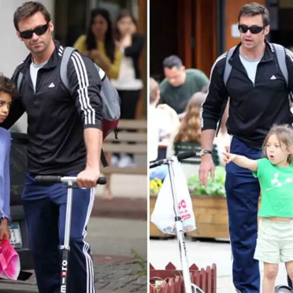 Hugh Jackman es otro de los sensuales galanes que, aunque no puede tener hijos propios, no se quedó con las ganas y adoptó a un niño y a una niña junto con su esposa.