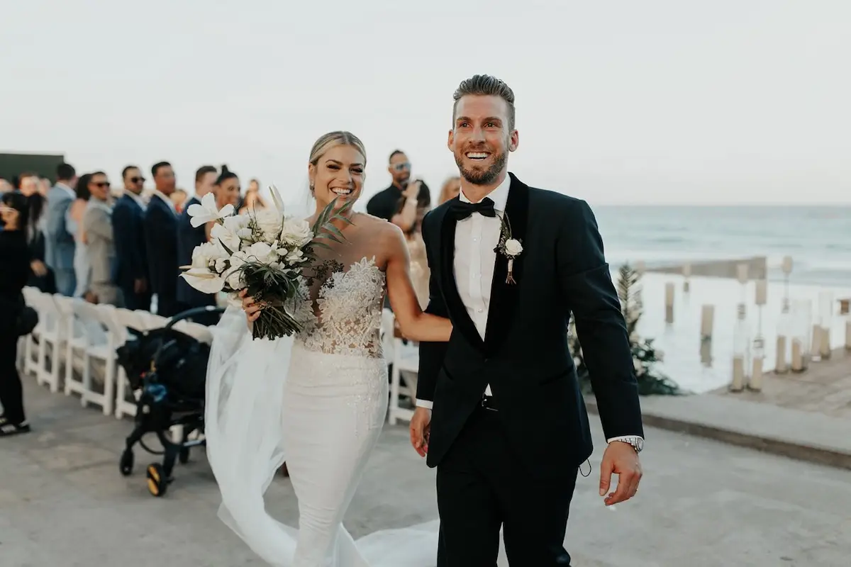 novios-playa-boda.jpeg