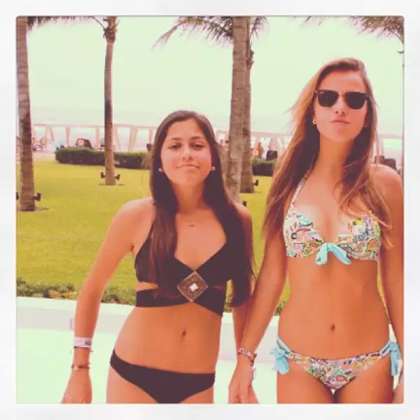 Con su amiga Valeria Albitos.