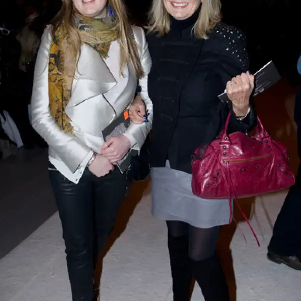 La ex modelo Twiggy asistió con su hija a la presentación de Bora Aksu.