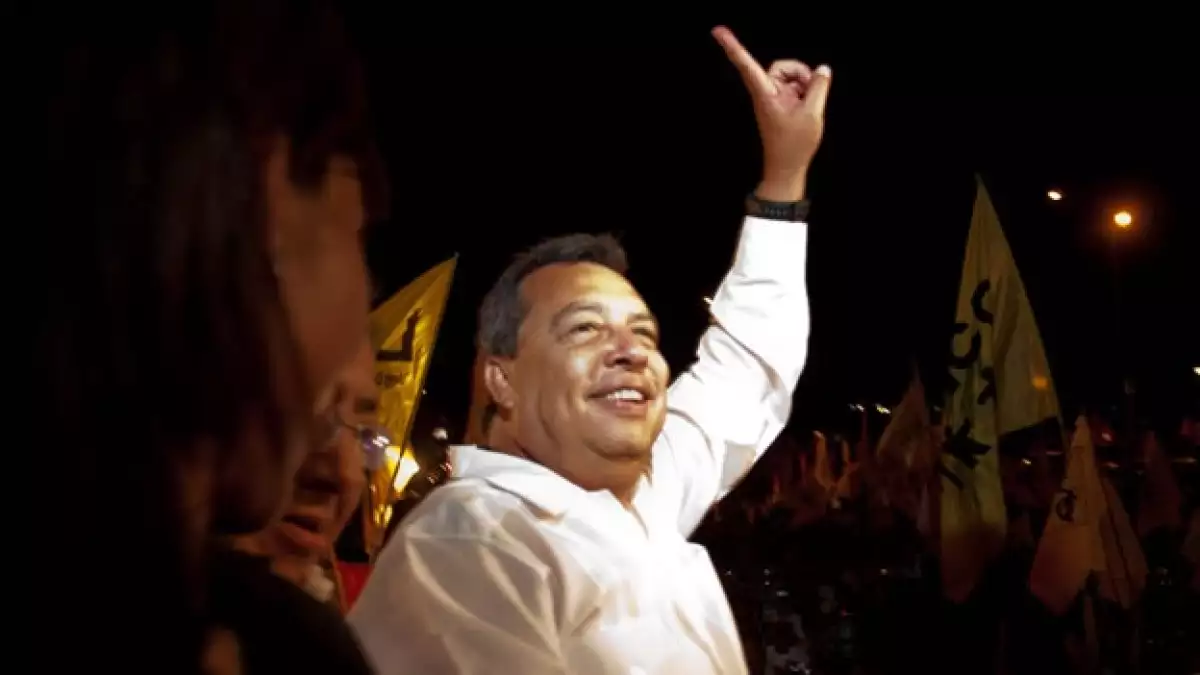 Angel Aguirre festeja el triunfo