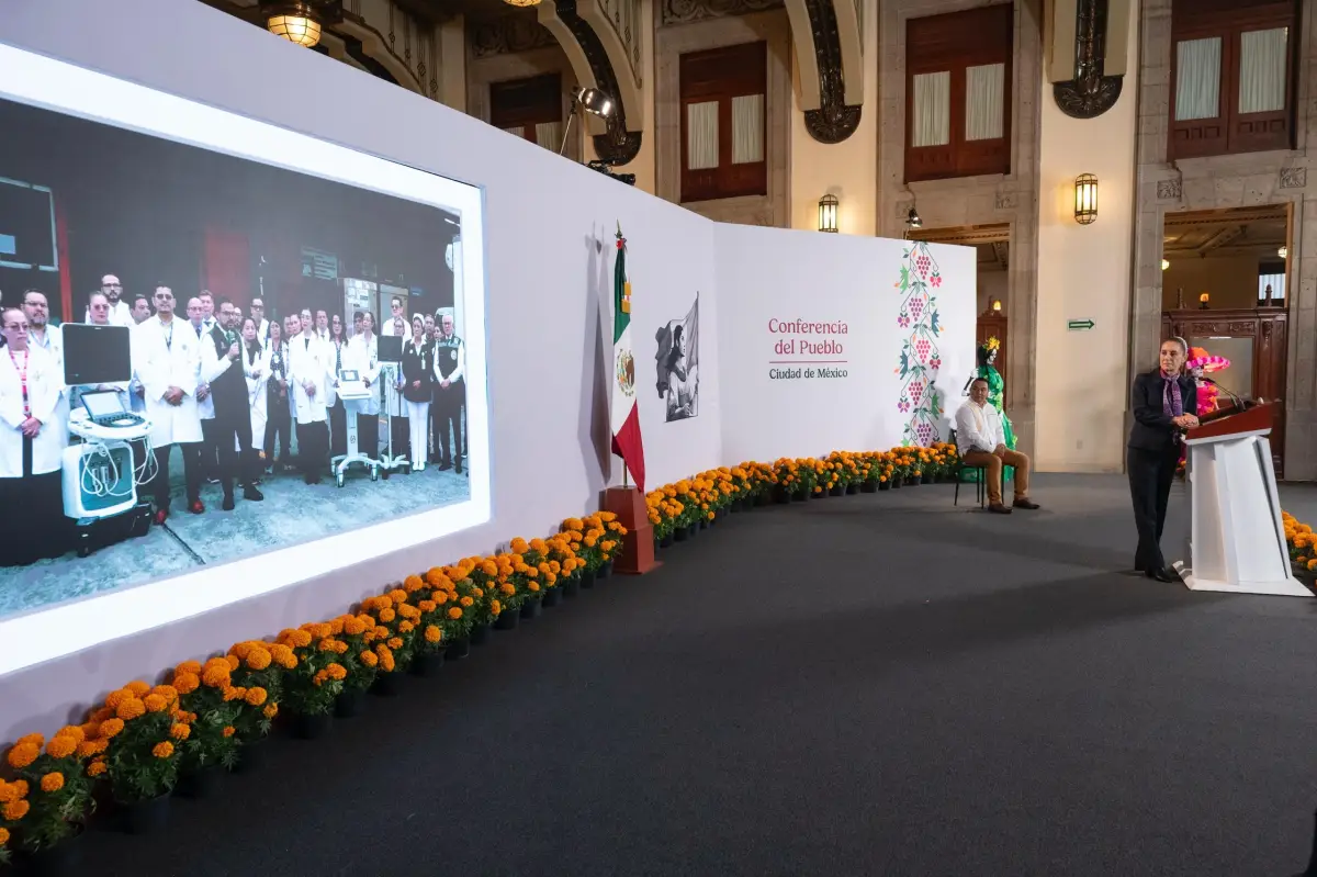 La presidenta Claudia Sheinbaum observa un enlace con el director general del IMSS, Zoé Robledo, y 39 directores y directoras de hospitales, quienes recibirán 47 equipos médicos especializados, durante la mañanera de hoy, viernes 30 de octubre de 2026, en Palacio Nacional.