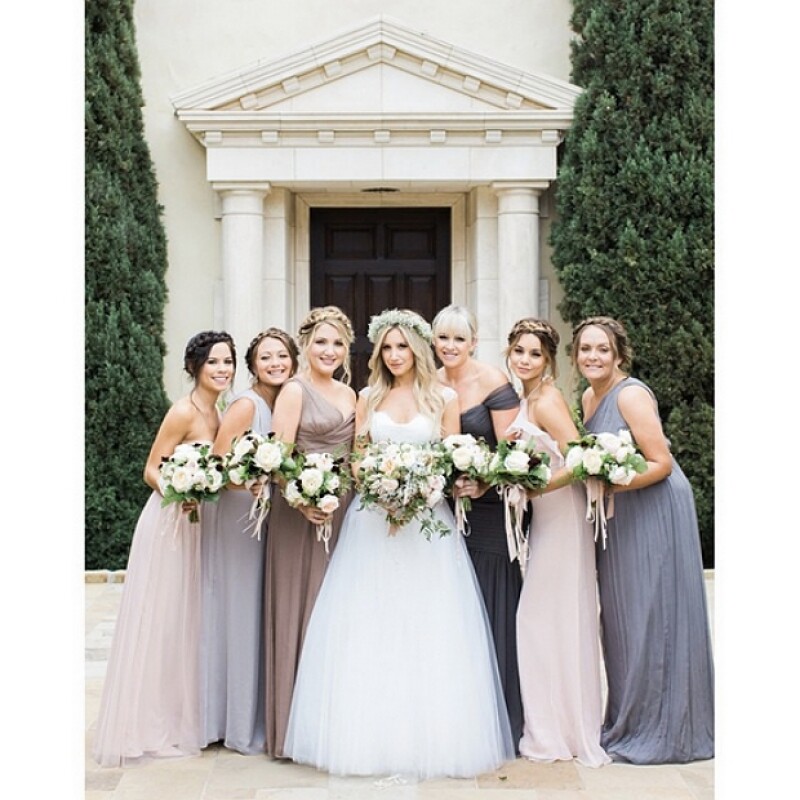Ashley Tisdale junto a sus damas de honor, incluyendo a Vanessa Hudgens.