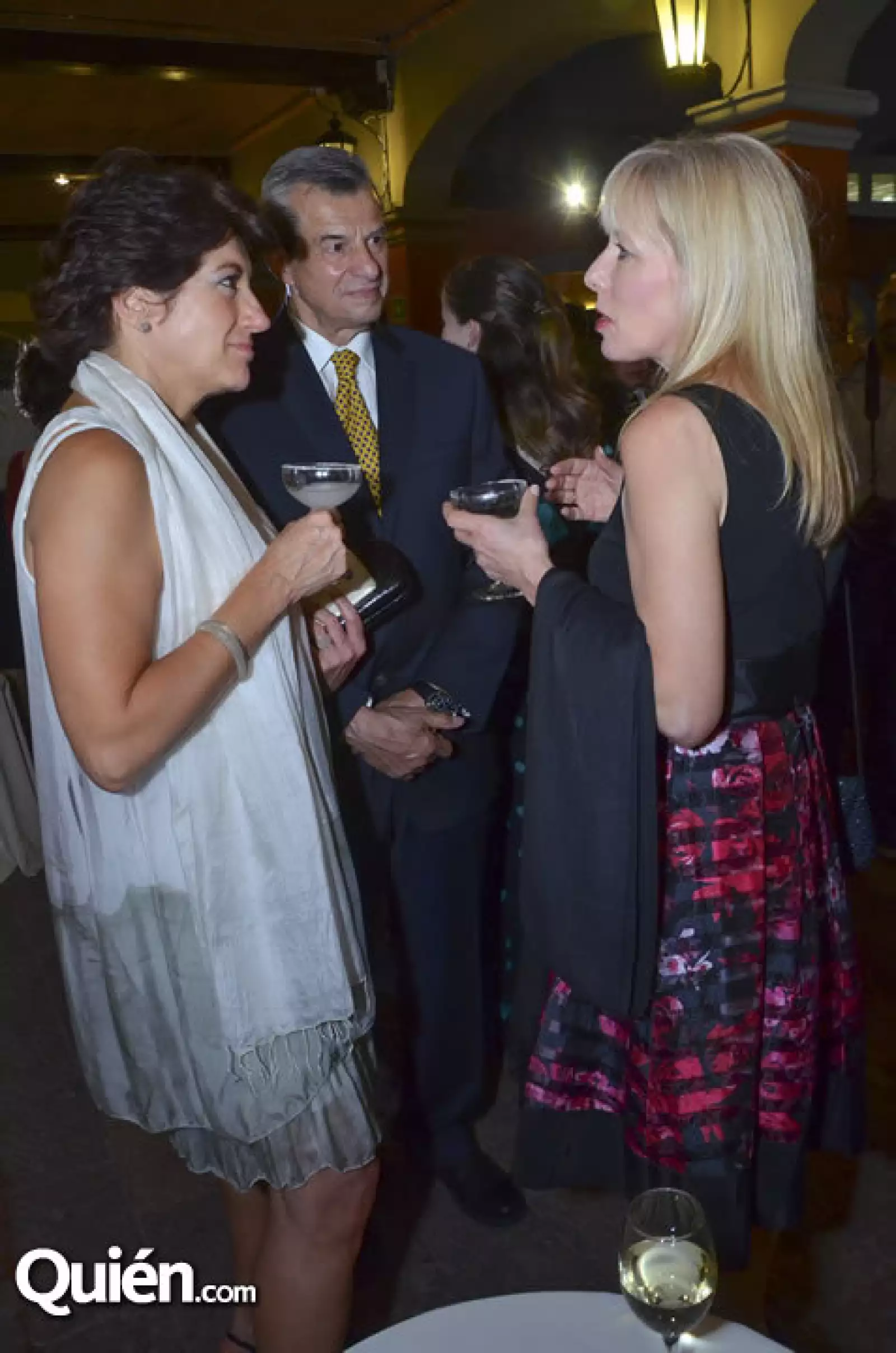 Laura Elena y Jorge Canales con Silvia Cochren
