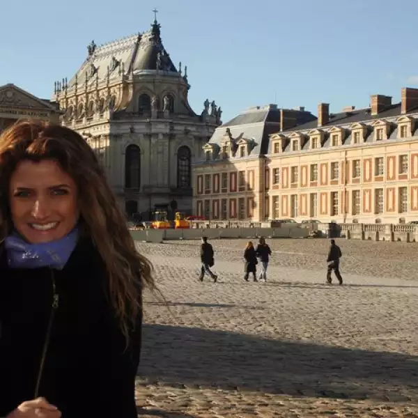 Siempre Usa crema hidratante y se desmaquilla, para cuidar su cutis.